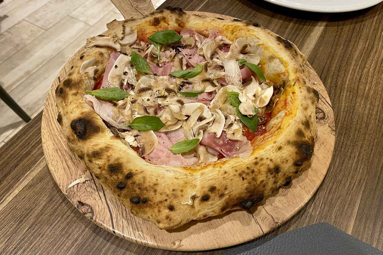 La pizza Capricciosa di Sasà Martucci a Caserta