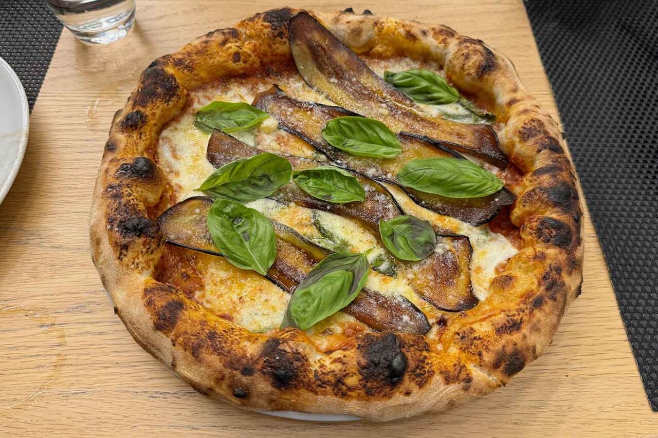 la pizza si è bruciata la parmigiana della pizzeria La Bolla a Caserta