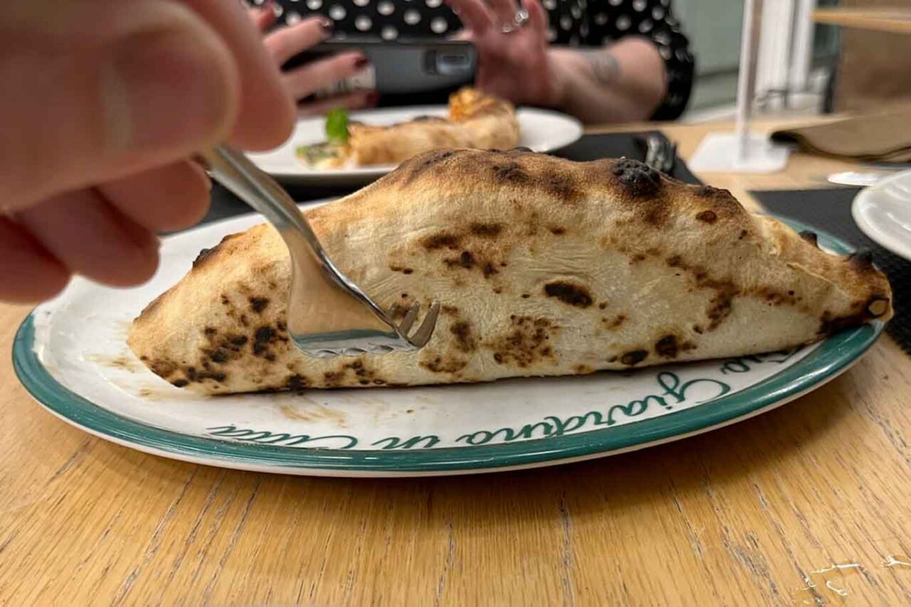 la pizza si è bruciata la parmigiana della pizzeria La Bolla a Caserta