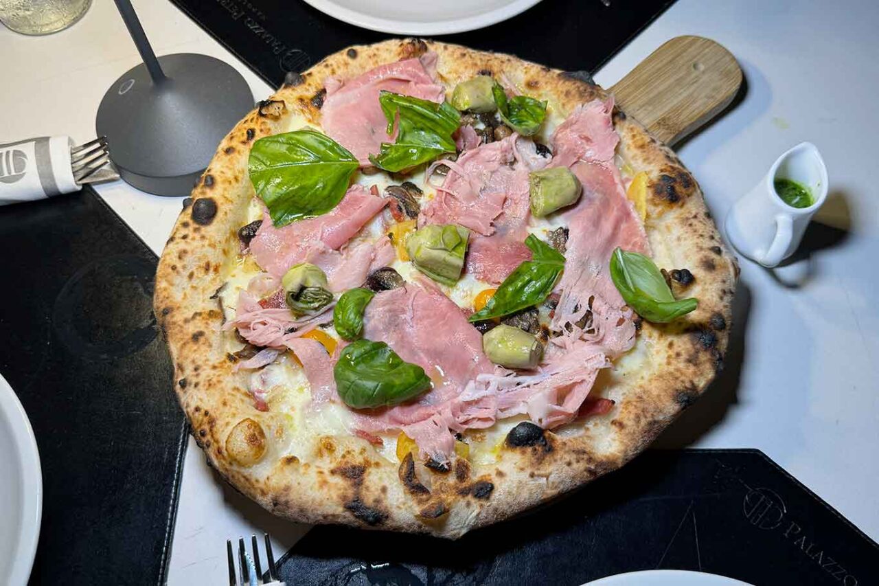 la pizza capricciosa della pizzeria Palazzo Petrucci a Napoli 