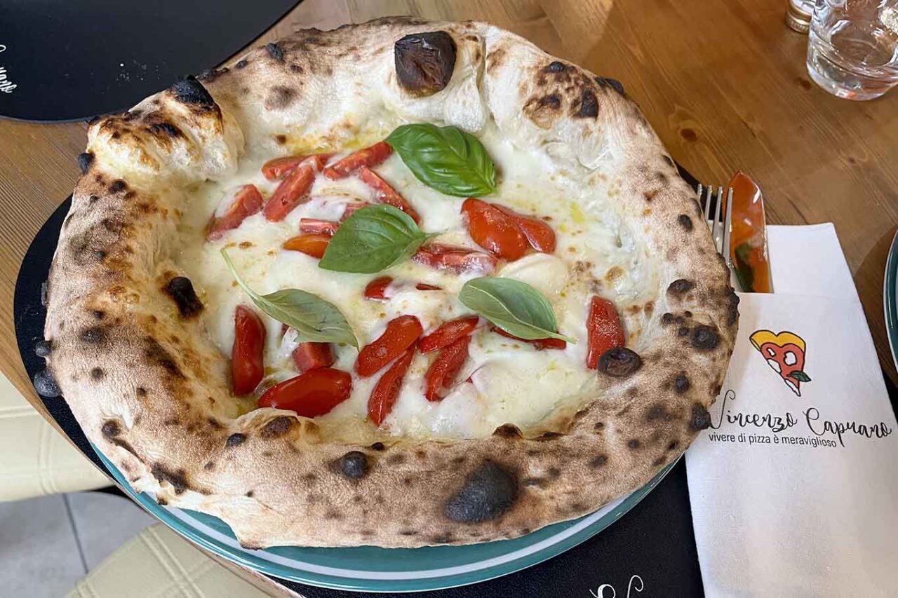 pizza bufala e filetti di pomodoro pizzeria Vincenzo Capuano a La Spezia