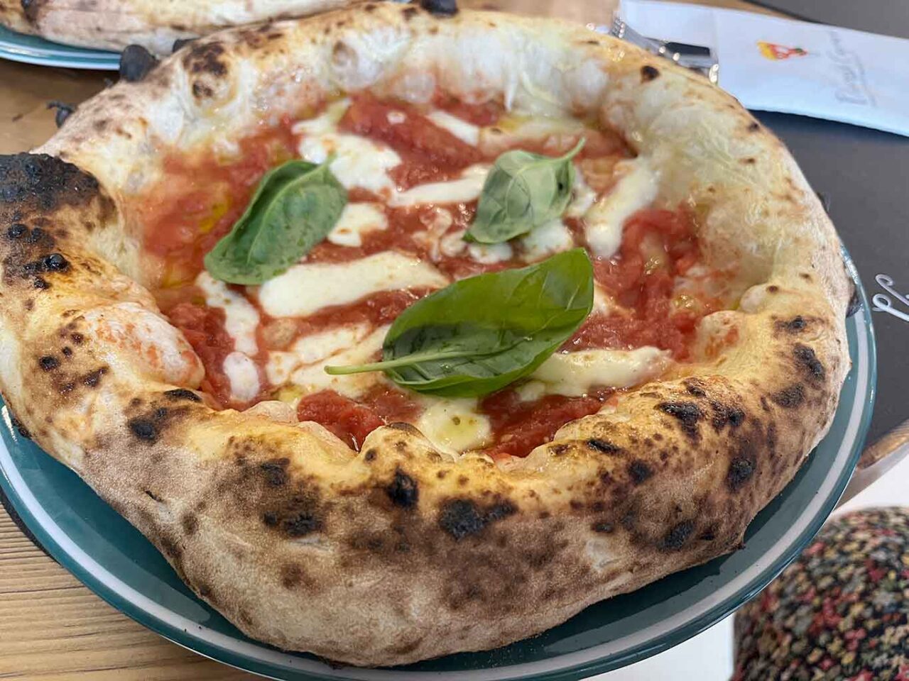pizza margherita alla pizzeria Vincenzo Capuano a La Spezia