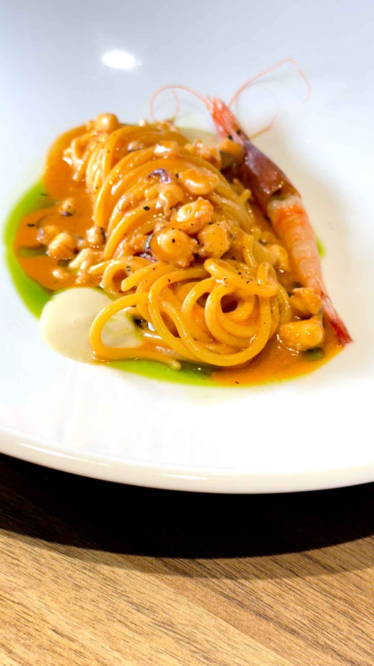 gli spaghetti con gamberi del ristorante Terraferma a Salerno