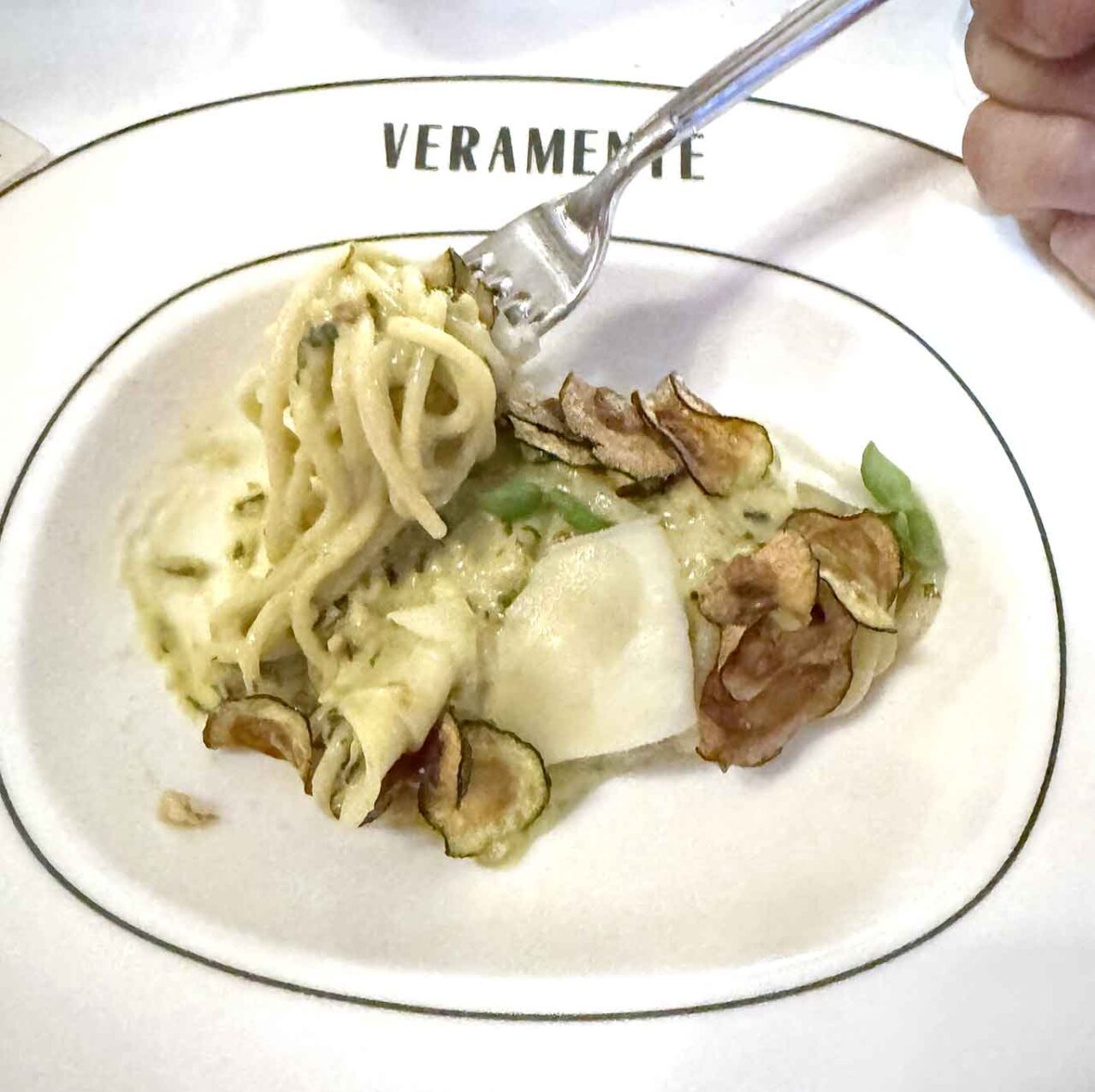 gli spaghetti alla Nerano del ristorante di cucina regionale Veramente a Milano 